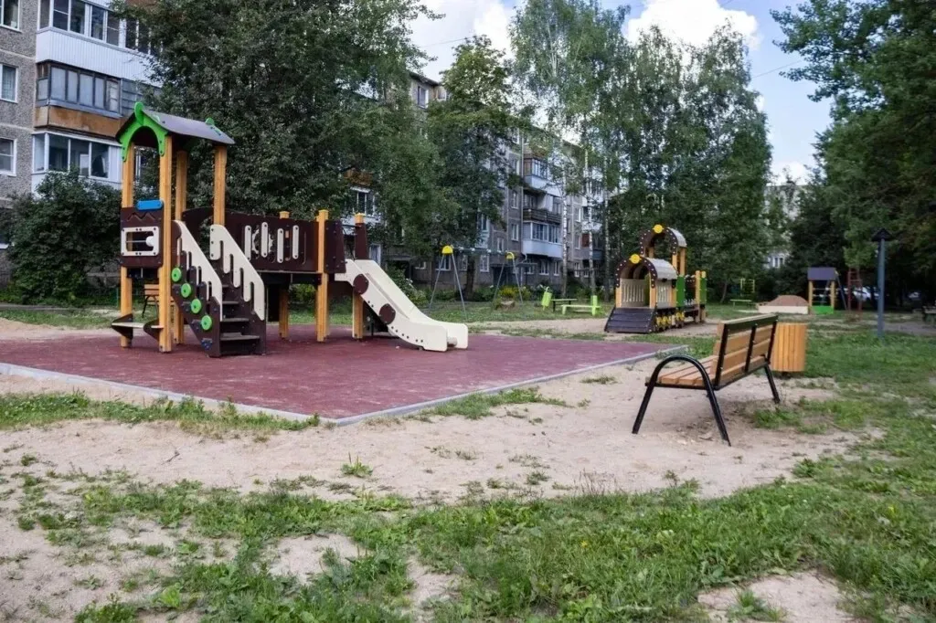 В Смоленске до середины ноября приведут в порядок детские площадки