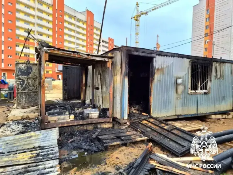В Алтуховке под Смоленском сгорели три бытовки на стройке